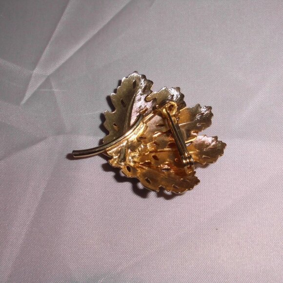 Gold Tone Textured Leaf Leaves Brooch Pin - Picture 3 of 3